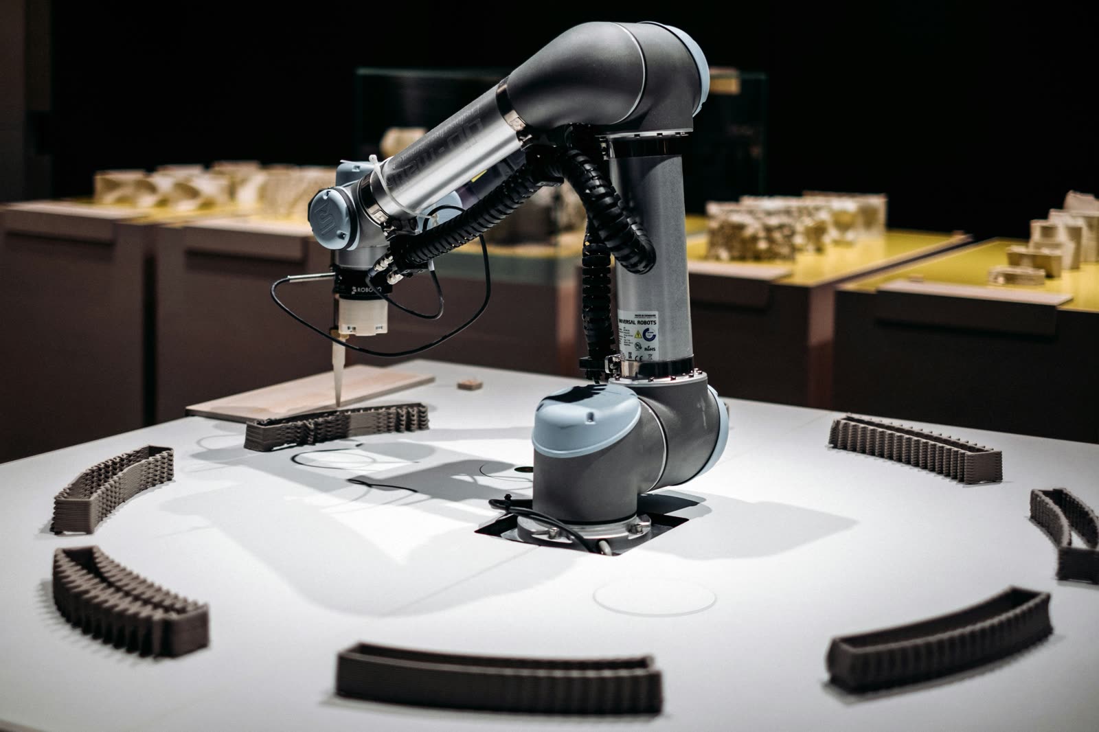 Cobot industrial em ambiente showroom